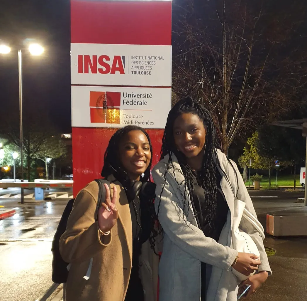 Swenny et Mélody devant l'INSA de Toulouse