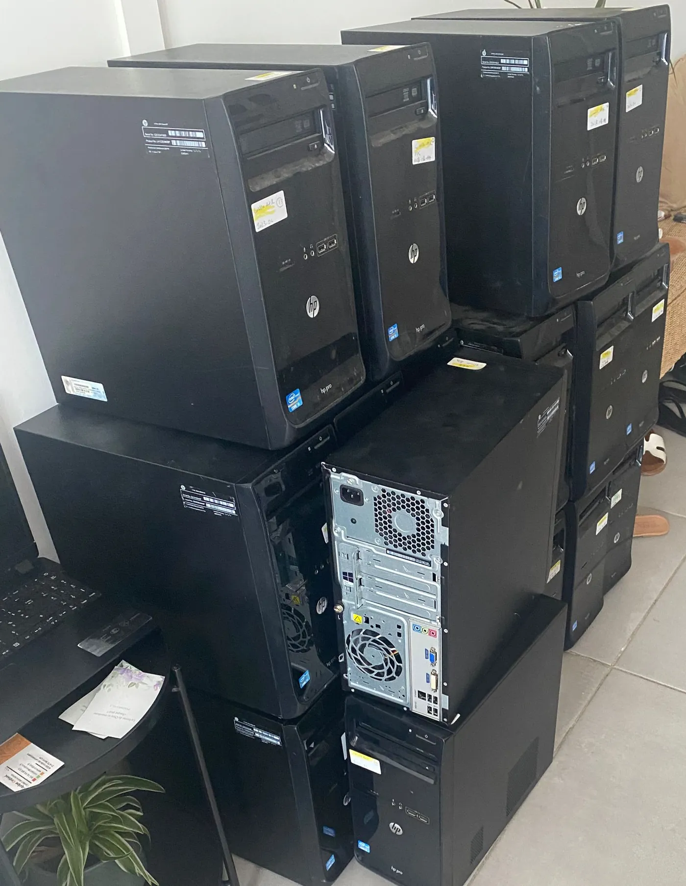 Les ordinateurs en cours d'installation au siège social